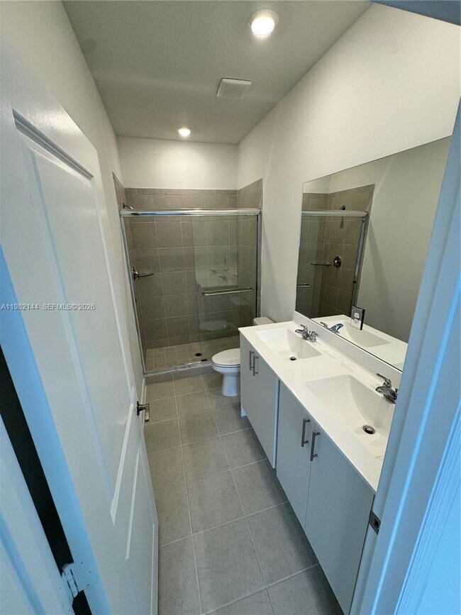 Building Photo - 656 SE 14th Ct