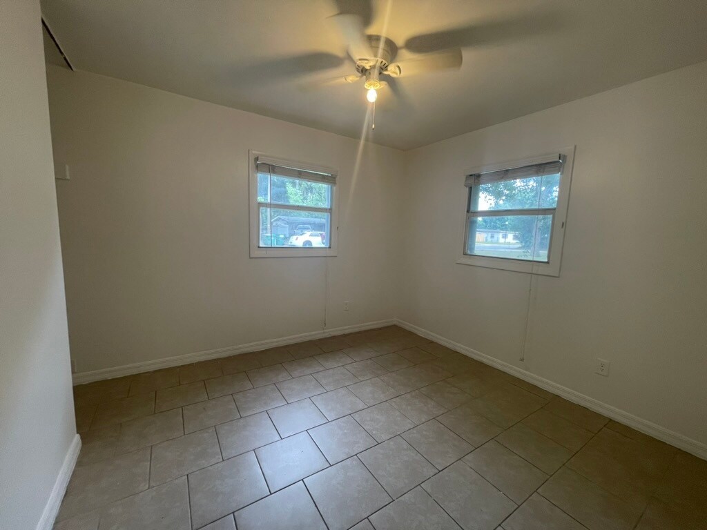 Building Photo - 702 Plumosa Ave