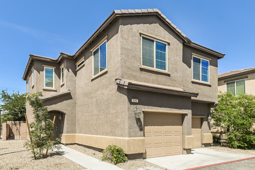 Building Photo - 698 Calamus Palm Pl