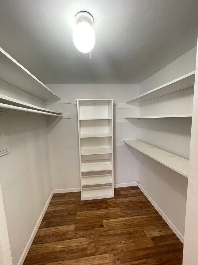 Building Photo - 327 E Locust St