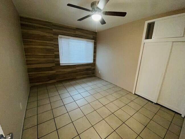 Building Photo - E Washington Ave Triplex