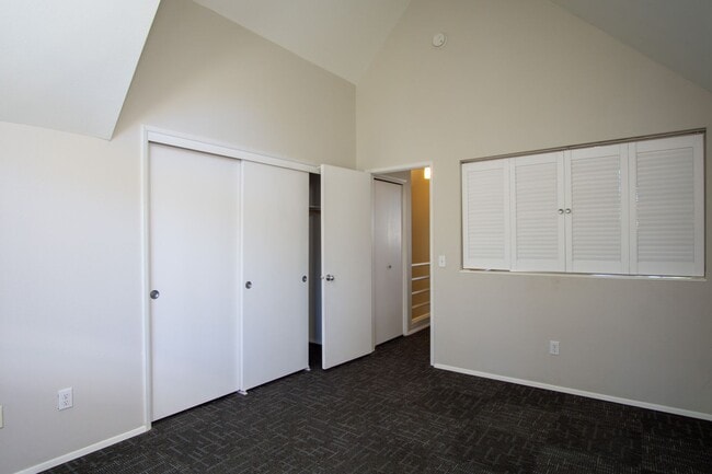 Building Photo - Fantastic Lake Oswego 2Bdr w/Fireplace, Dishwasher & W/D + Balcony
