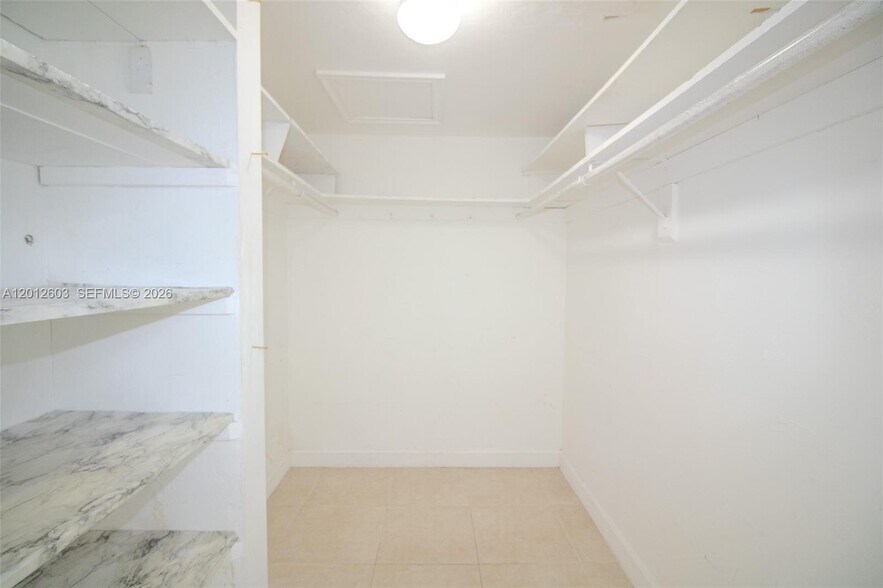 Building Photo - 10365 N Kendall Dr