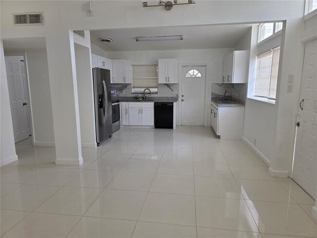 Building Photo - 1103 Teakwood Ave