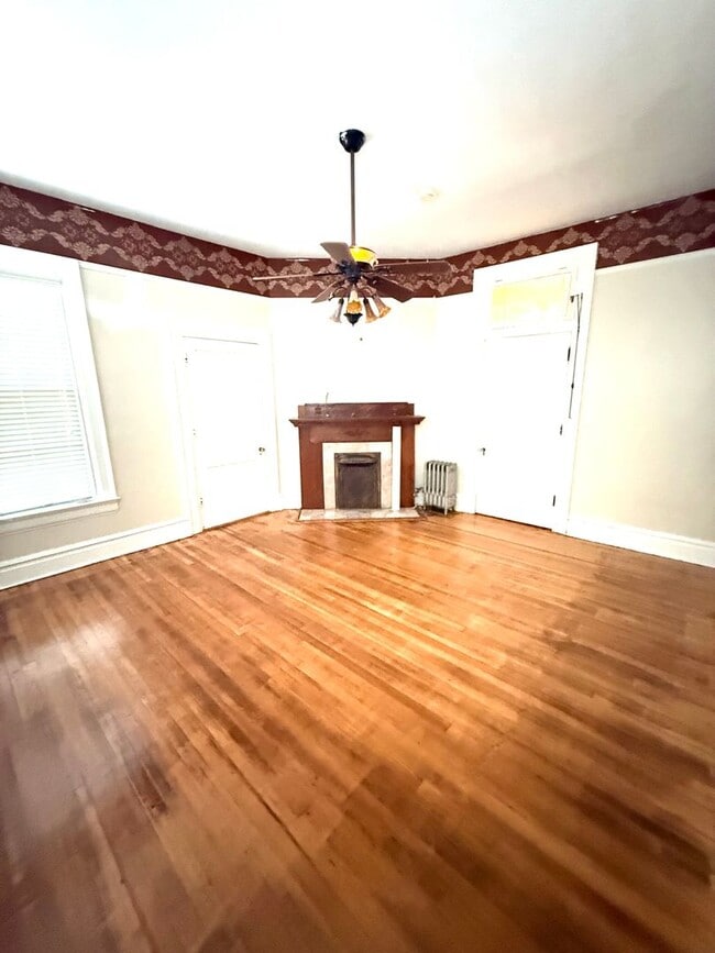 Building Photo - ** 4 bed 3 bath located in the Garden Dist...