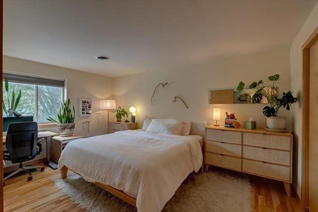 Building Photo - 2 Bedroom with Den