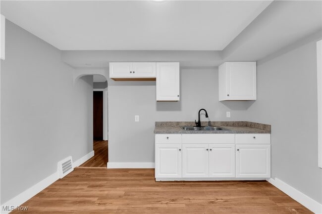 Building Photo - 5255 E 115th St