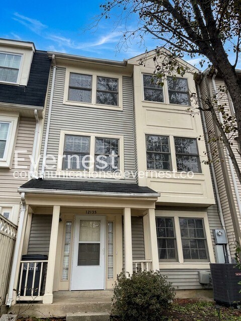 Building Photo - 3 Bed, 2.5 Bath Townhome with Modern Amenities / Available Soon!
