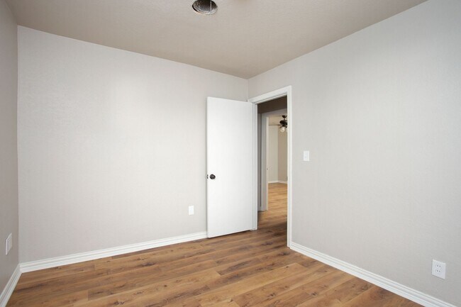 Building Photo - Fully updated Sunrise Home
