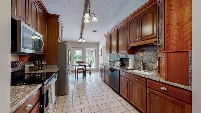 Building Photo - 5 Dorchester Ct