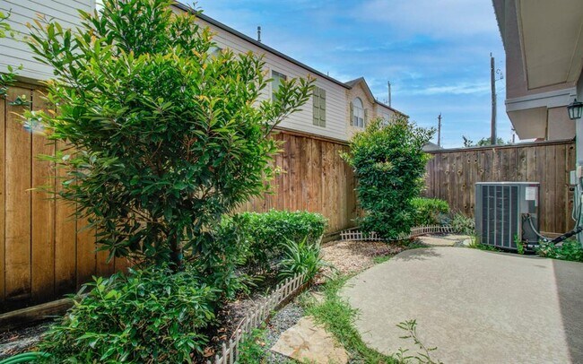 Building Photo - 11023 Acorn Falls Dr