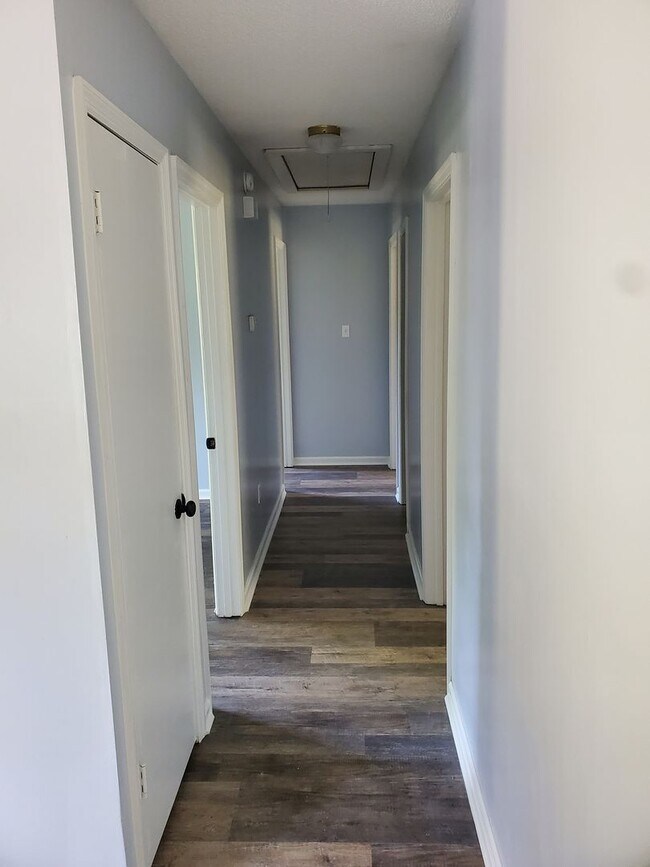 Building Photo - Spacious, quiet neighborhood