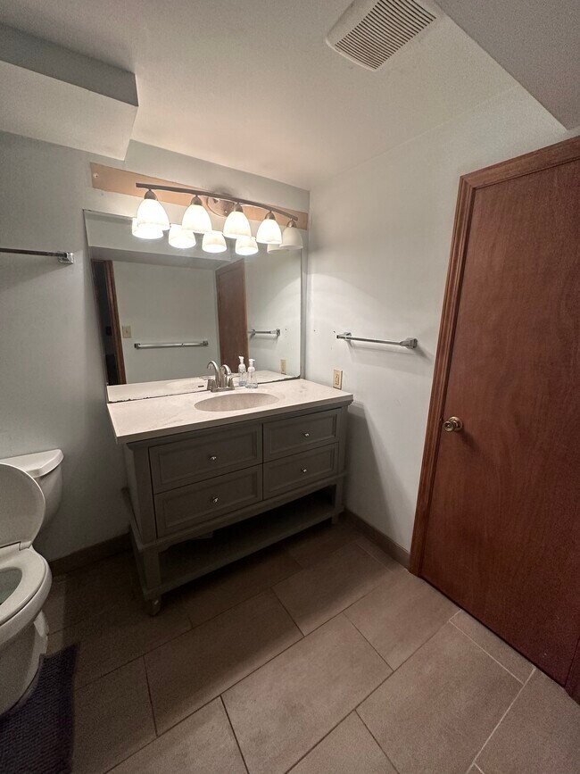 Building Photo - 2437 Vaughn Dr