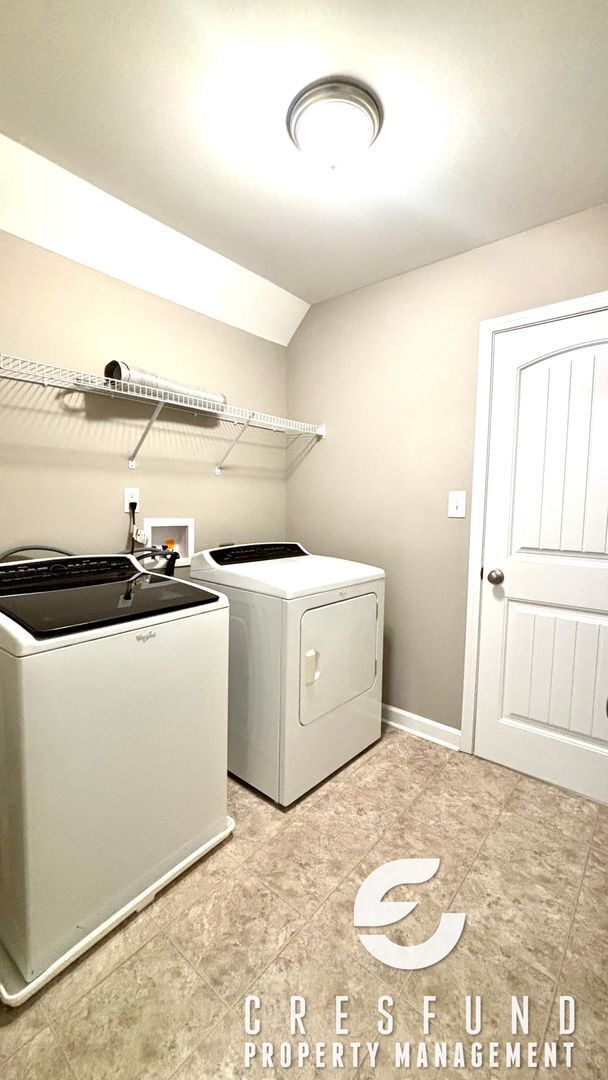 Building Photo - Spacious, Stylish & Close to It All – 3 Be...