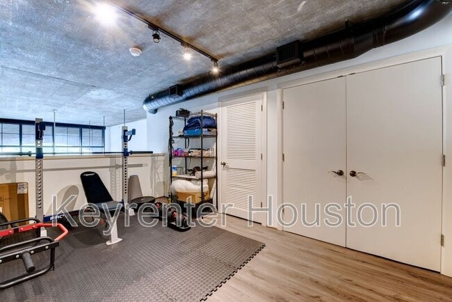 Building Photo - 1005 S Shepherd Dr