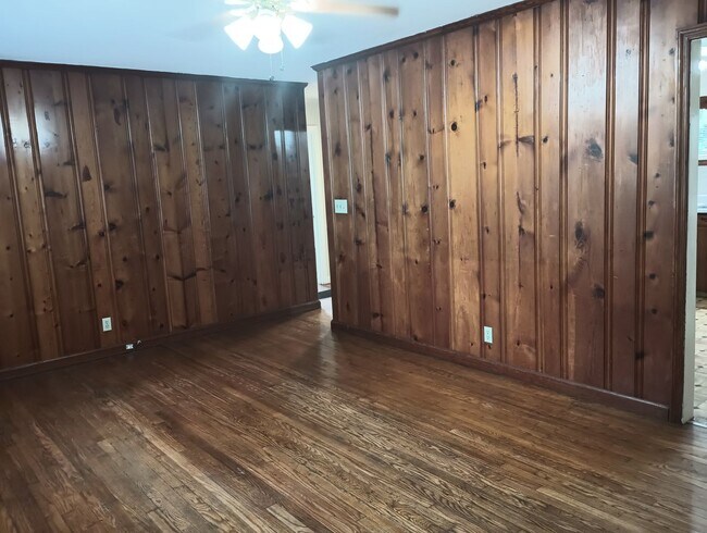Building Photo - Don't Miss this 2 bedroom with Garage, Lar...