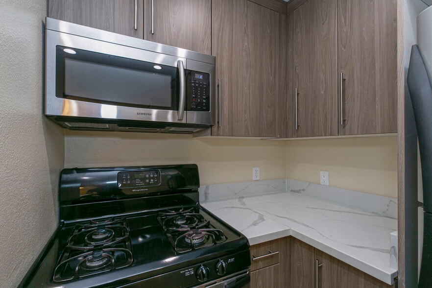 Kitchen - 5525 Canoga Ave