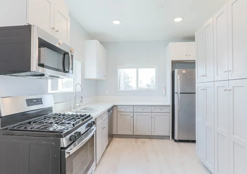 Building Photo - 1231 W 36th Pl