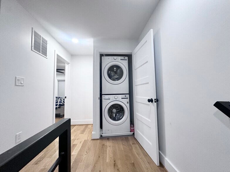 Building Photo - 1427 Parkwood Pl NW