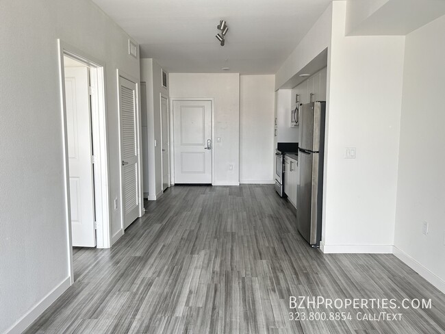 Building Photo - 704 N Alvarado St