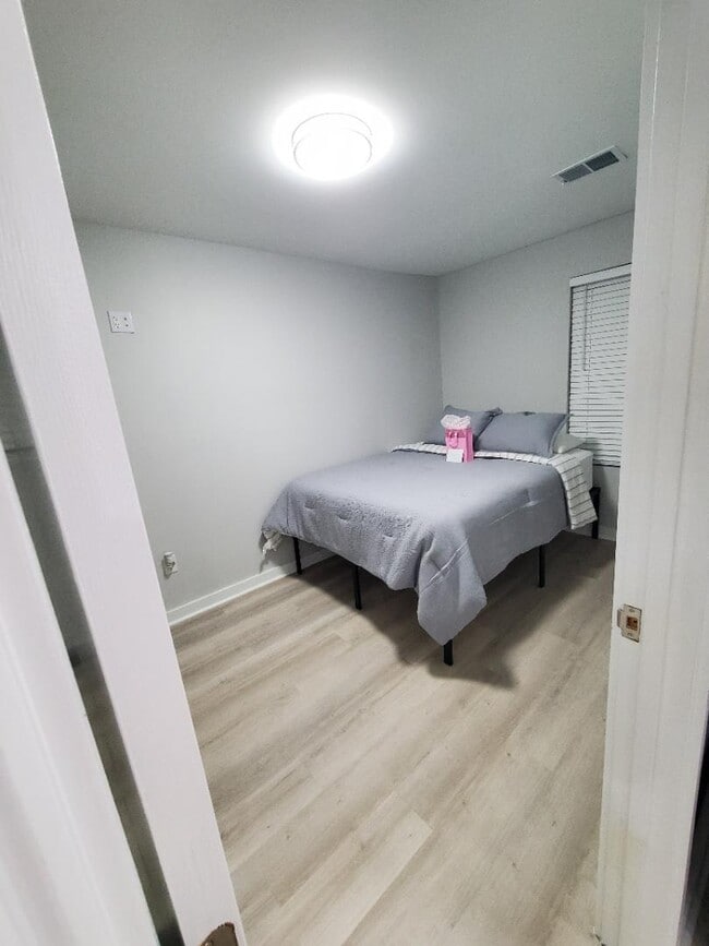 Building Photo - 294 Quick St