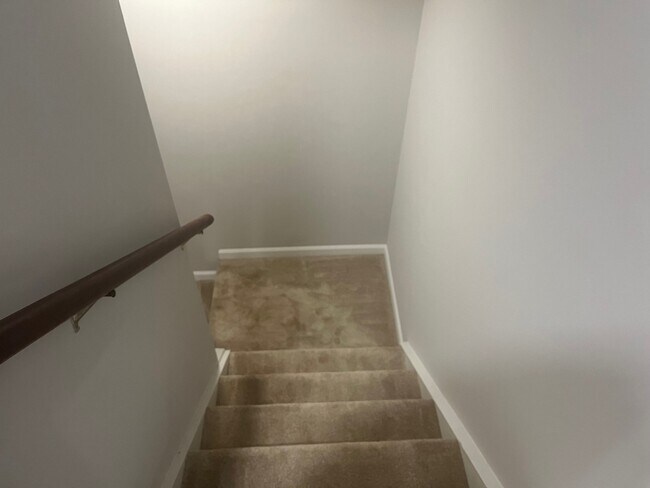 Building Photo - 567 W Parkside Dr