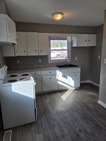 Building Photo - 5907 Jackson Ave