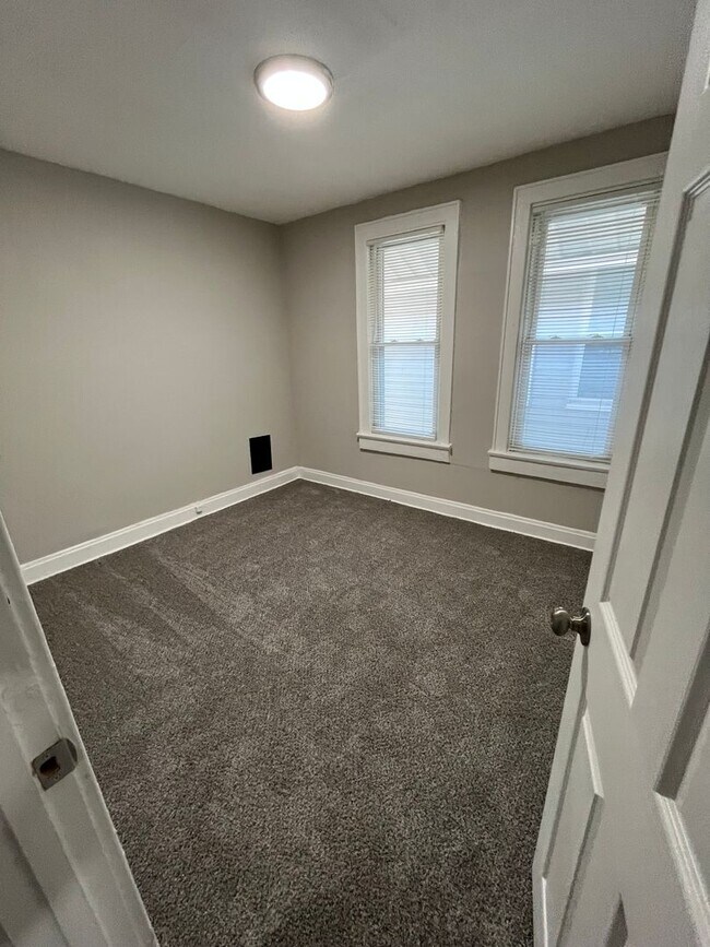 Building Photo - 490-492 E Jenkins Ave