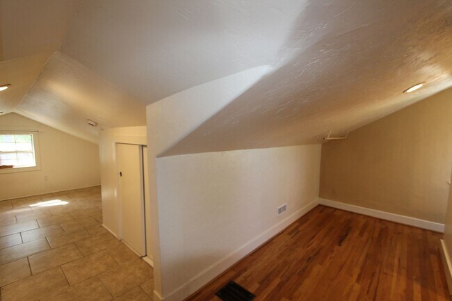 Building Photo - Downtown 3BR Home | Hardwood Floors + Washer/Dryer