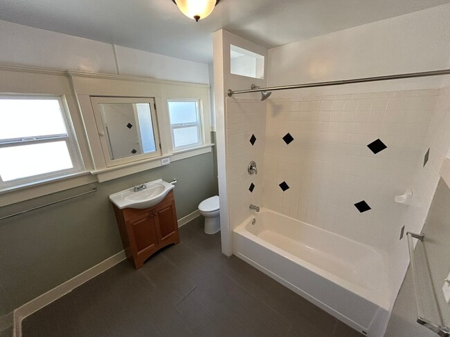 Building Photo - Upper Spacious Bankers Hill Unit!