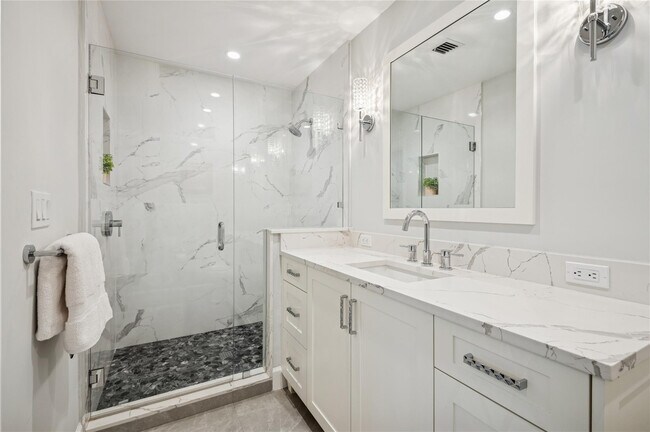 Building Photo - 2657 NE 26th St