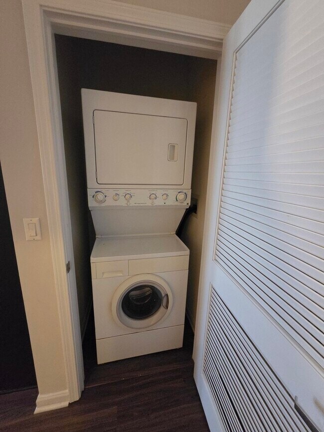 Building Photo - 1464 S Michigan Ave