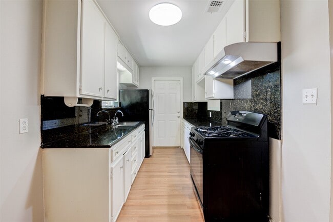 Building Photo - 5907 Nelwyn St