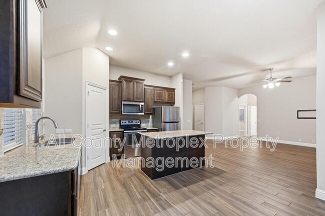 Building Photo - 556 Avery Pt