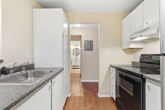 Building Photo - 6121 E 6th Ave