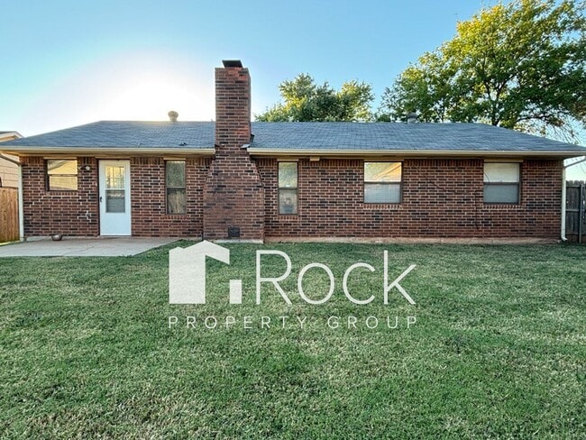 Building Photo - 3 Bedroom, 2 bath, 2 car garage home avail...