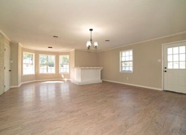 Building Photo - Move In Ready with Fenced Yard!