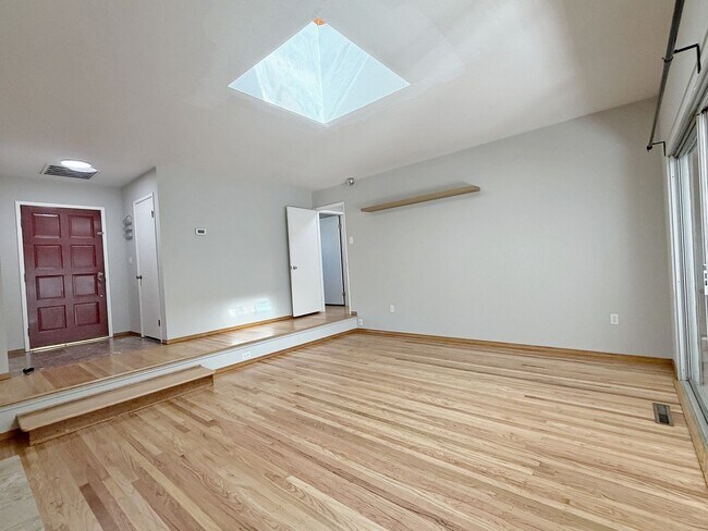 Building Photo - Nice single family home with gorgeous kitchen