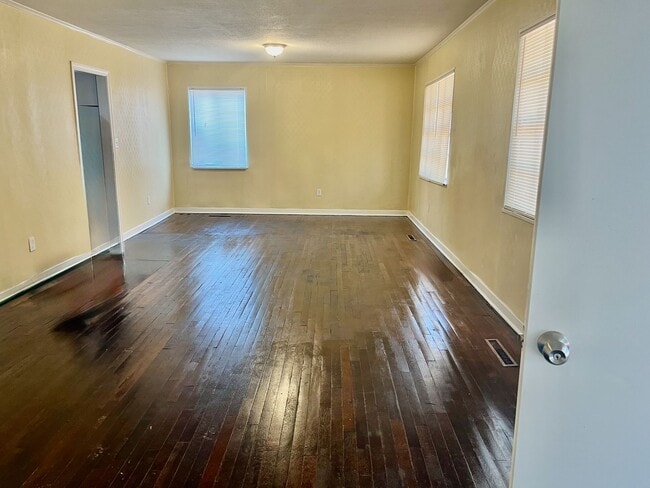 Building Photo - Great 3 bed home ready to move in