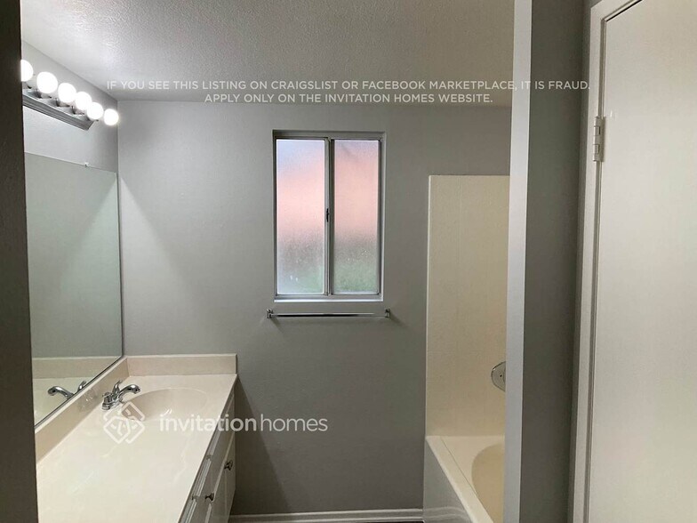 Building Photo - 1832 Havasu St