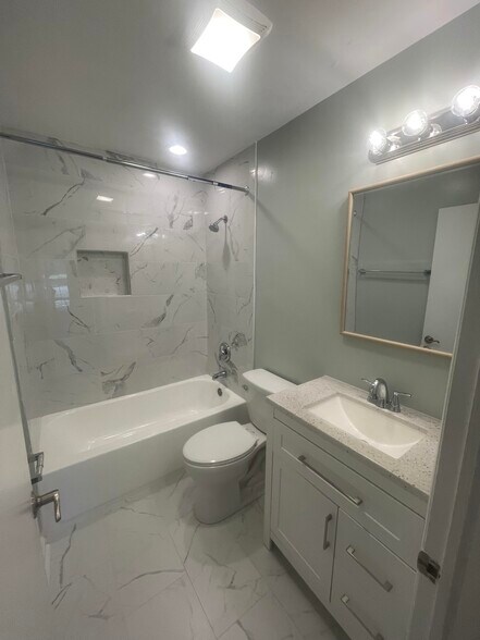 Building Photo - 221 Fallsway Ln