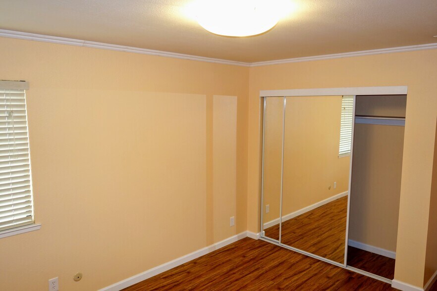 Building Photo - 983 Hacienda Circle