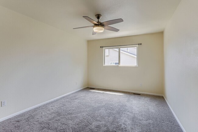 Building Photo - Check out this 2 bed 3 1/2 bath NOW!