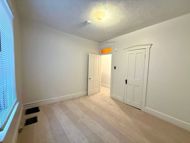 Building Photo - 144 E Main St