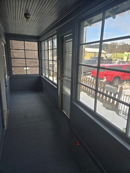 Building Photo - 716 E 1st St