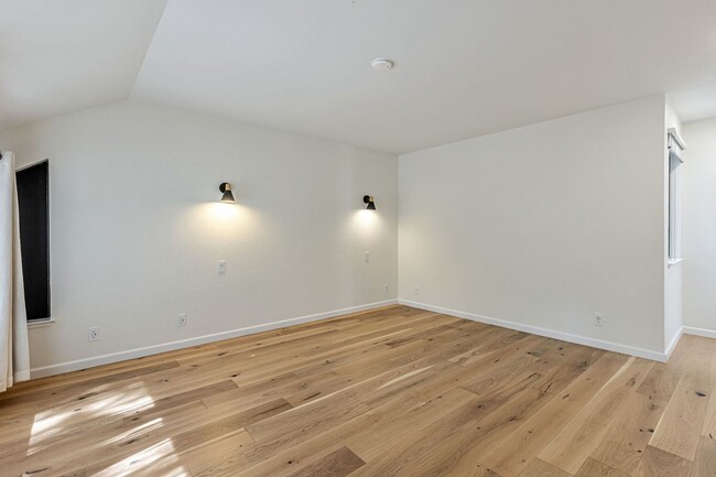 Building Photo - Beautiful Remodeled 3 Bedroom Townhome