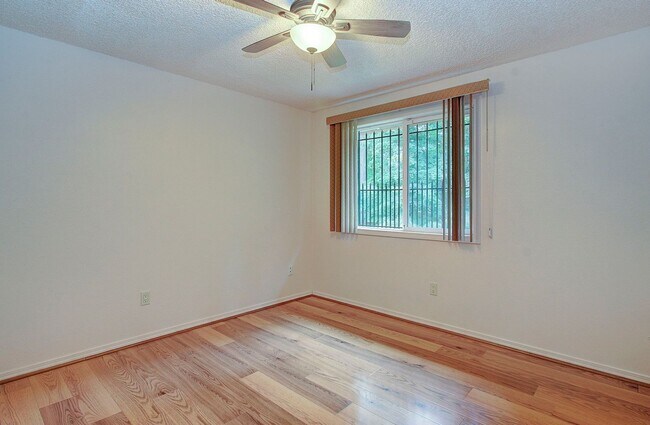 Building Photo - Bright 3 Bedroom 2 Bath Home in Pinebrook! Stainless Appliance Package
