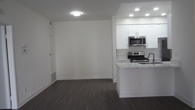Building Photo - Remodeled, ground level, 1 bedroom, 1 bath condo in Lakeside Garden Grove Community