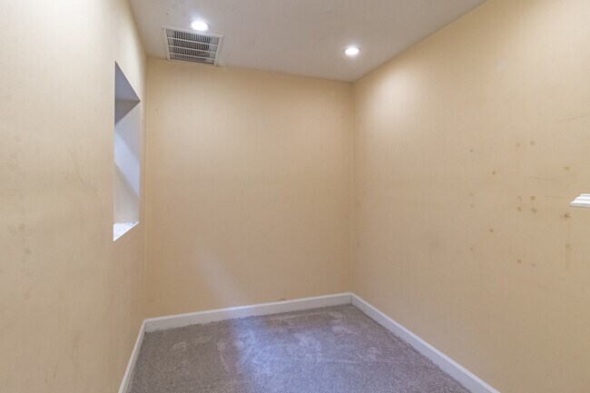 Building Photo - 416 Swallow Ln