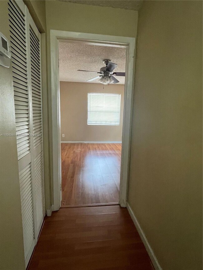 Building Photo - 9999 Summerbreeze Dr